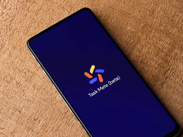 Assam, Hindistan - 29 Kasım 2020: Google Görev Arkadaşı logosu telefon ekranı görüntüsü.