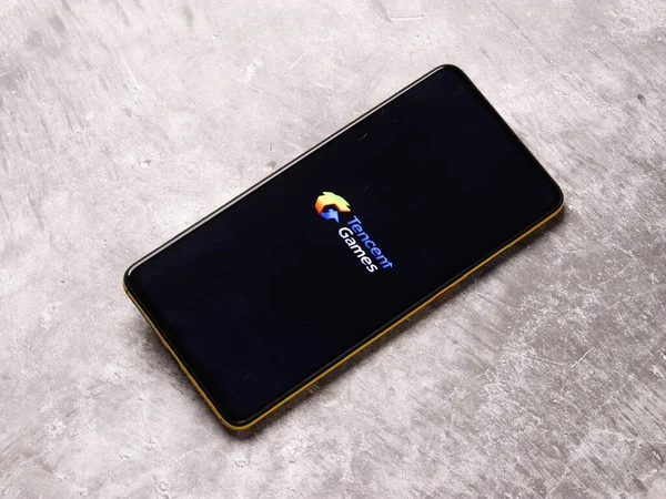 Assam, Hindistan - 15 Kasım 2020: Telefon ekranı görüntüsünde Tencent logosu.