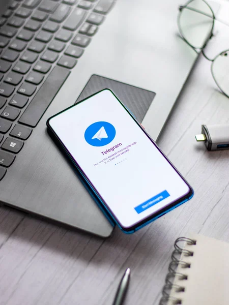 Assam, Hindistan - 27 Ağustos 2020: Telefon ekranı görüntüsünde telgraf logosu.