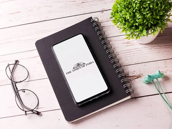 Assam, Hindistan - 29 Kasım 2020: Telefon ekranındaki Hindistan logosu.