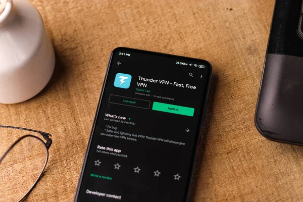 Assam, Hindistan - 10 Mart 2021: Telefon ekranında Thunder VPN logosu.