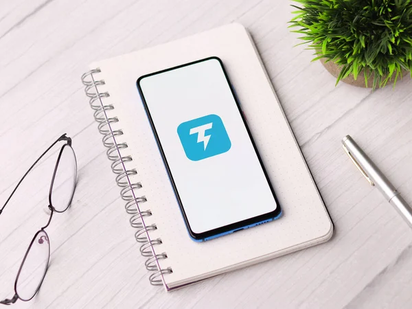 Assam, Hindistan - 10 Mart 2021: Telefon ekranında Thunder VPN logosu.