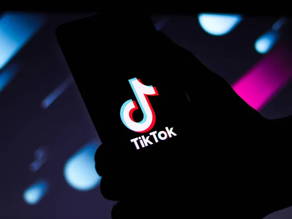 Assam, Hindistan - 8 Ağustos 2020: Telefon ekranındaki Tiktok uygulaması logosu.