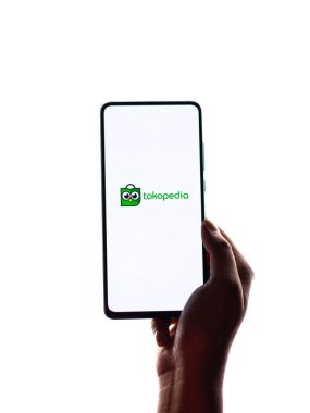 Assam, Hindistan - 19 Nisan 2021: Telefon ekranında Tokopedia logosu.