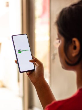 Assam, Hindistan - 19 Nisan 2021: Telefon ekranında Tokopedia logosu.