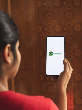 Assam, Hindistan - 19 Nisan 2021: Telefon ekranında Tokopedia logosu.