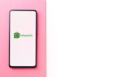 Assam, Hindistan - 19 Nisan 2021: Telefon ekranında Tokopedia logosu.