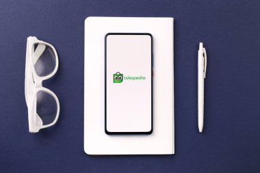 Assam, Hindistan - 19 Nisan 2021: Telefon ekranında Tokopedia logosu.