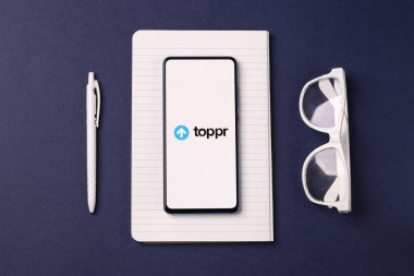 Assam, Hindistan - 19 Şubat 2021: Telefon ekranı görüntüsünde Toppr logosu.