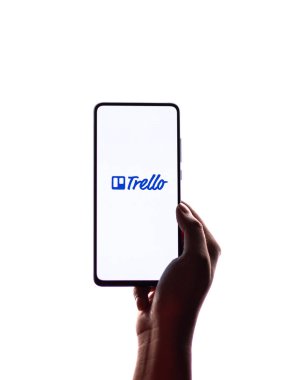 Assam, Hindistan - 19 Nisan 2021: Telefon ekranında Trello logosu.