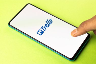 Assam, Hindistan - 19 Nisan 2021: Telefon ekranında Trello logosu.