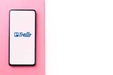 Assam, Hindistan - 19 Nisan 2021: Telefon ekranında Trello logosu.