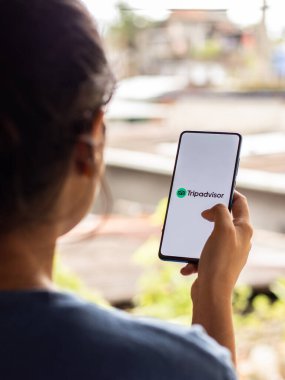 Assam, Hindistan - 22 Ağustos 2020: Telefon ekranında tripDanışman logosu.