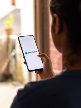 Assam, Hindistan - 22 Ağustos 2020: Telefon ekranında tripDanışman logosu.