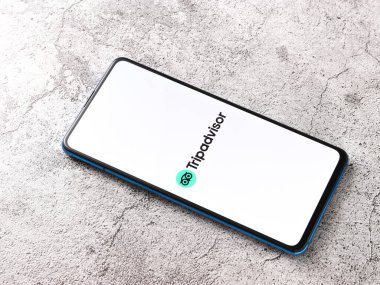 Assam, Hindistan - 22 Ağustos 2020: Telefon ekranında tripDanışman logosu.