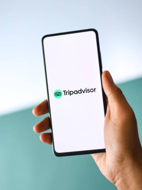 Assam, Hindistan - 22 Ağustos 2020: Telefon ekranında tripDanışman logosu.