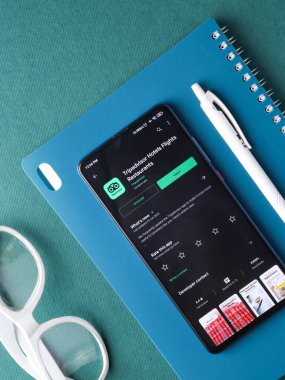 Assam, Hindistan - 22 Ağustos 2020: Telefon ekranında tripDanışman logosu.