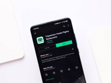Assam, Hindistan - 22 Ağustos 2020: Telefon ekranında tripDanışman logosu.