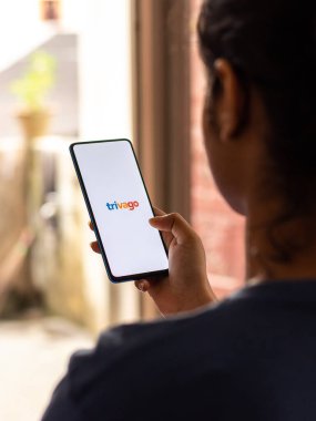 Assam, Hindistan - 22 Ağustos 2020: Telefon ekranında trivago logosu.