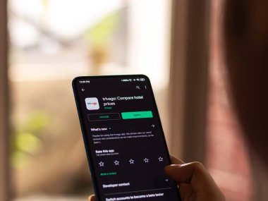 Assam, Hindistan - 22 Ağustos 2020: Telefon ekranında trivago logosu.