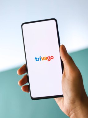 Assam, Hindistan - 22 Ağustos 2020: Telefon ekranında trivago logosu.