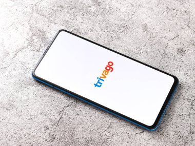 Assam, Hindistan - 22 Ağustos 2020: Telefon ekranında trivago logosu.