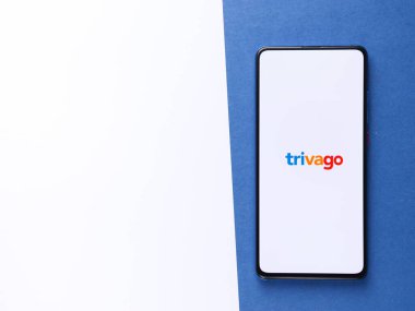 Assam, Hindistan - 22 Ağustos 2020: Telefon ekranında trivago logosu.