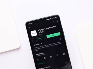 Assam, Hindistan - 22 Ağustos 2020: Telefon ekranında trivago logosu.