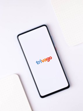 Assam, Hindistan - 22 Ağustos 2020: Telefon ekranında trivago logosu.
