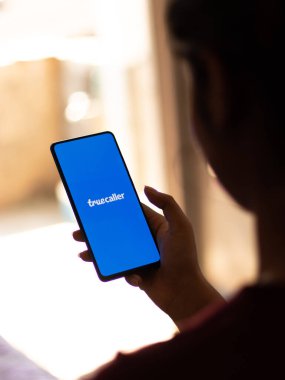 Batı Bangal, Hindistan - 28 Eylül 2021: Telefon ekranında Truecaller logosu.