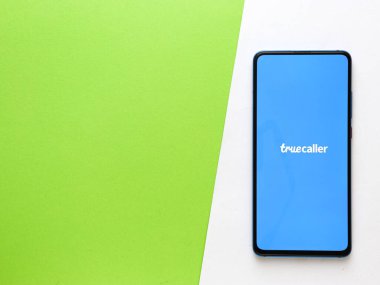 Batı Bangal, Hindistan - 28 Eylül 2021: Telefon ekranında Truecaller logosu.