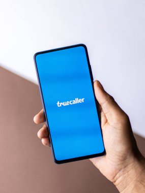 Batı Bangal, Hindistan - 28 Eylül 2021: Telefon ekranında Truecaller logosu.