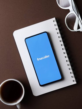 Batı Bangal, Hindistan - 28 Eylül 2021: Telefon ekranında Truecaller logosu.