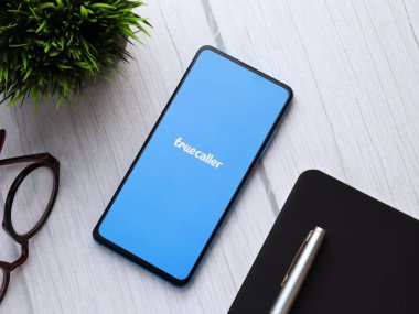 Batı Bangal, Hindistan - 28 Eylül 2021: Telefon ekranında Truecaller logosu.