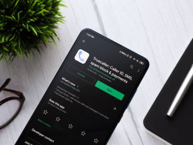Batı Bangal, Hindistan - 28 Eylül 2021: Telefon ekranında Truecaller logosu.