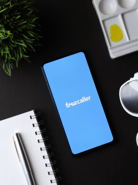 Batı Bangal, Hindistan - 28 Eylül 2021: Telefon ekranında Truecaller logosu.
