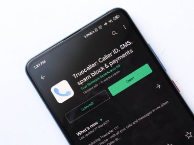 Batı Bangal, Hindistan - 28 Eylül 2021: Telefon ekranında Truecaller logosu.