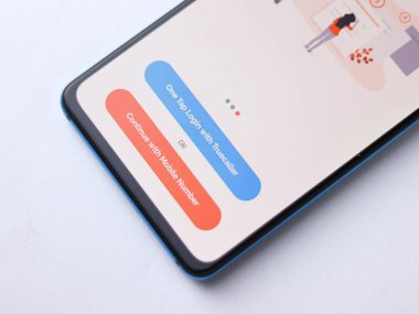 Batı Bangal, Hindistan - 28 Eylül 2021: Telefon ekranında Truecaller logosu.
