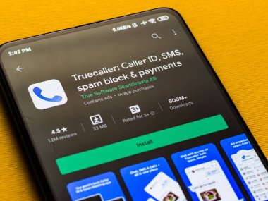 Batı Bangal, Hindistan - 28 Eylül 2021: Telefon ekranında Truecaller logosu.
