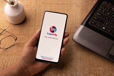 Assam, Hindistan - 10 Mart 2021: Telefon ekranında Çılgınca bir logo.