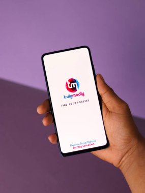 Assam, Hindistan - 10 Mart 2021: Telefon ekranında Çılgınca bir logo.