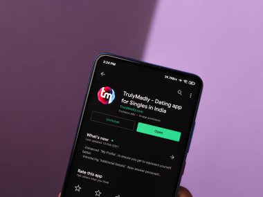 Assam, Hindistan - 10 Mart 2021: Telefon ekranında Çılgınca bir logo.
