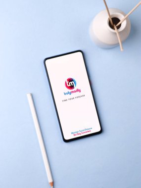 Assam, Hindistan - 10 Mart 2021: Telefon ekranında Çılgınca bir logo.
