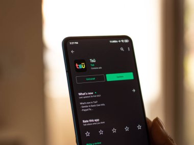 Assam, Hindistan - 10 Mart 2021: Telefon ekranında Tsu logosu.