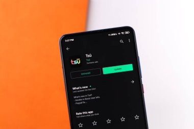 Assam, Hindistan - 10 Mart 2021: Telefon ekranında Tsu logosu.