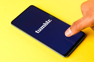 Assam, Hindistan - 10 Nisan 2021: Telefon ekranında Tumblr logosu.