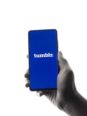 Assam, Hindistan - 10 Nisan 2021: Telefon ekranında Tumblr logosu.