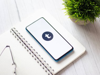 Assam, Hindistan - 10 Nisan 2021: Telefon ekranında Tumblr logosu.