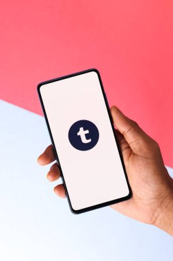 Assam, Hindistan - 10 Nisan 2021: Telefon ekranında Tumblr logosu.