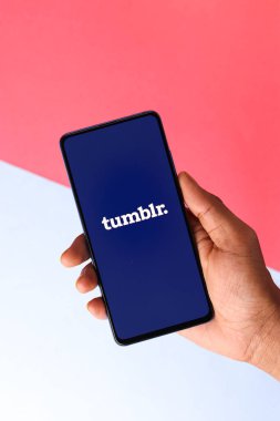 Assam, Hindistan - 10 Nisan 2021: Telefon ekranında Tumblr logosu.